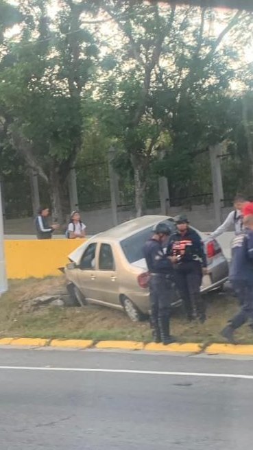 FMCENTER's tweet photo. Autop. Valle/ Coche - Colisión de vehículo contra objeto fijo a la altura de Longaray sentido Centro; se generar retraso. Autoridades en el sitio. 7:39 AM #TrafficCenter

📷Cortesía. https://t.co/MgROaVH70V