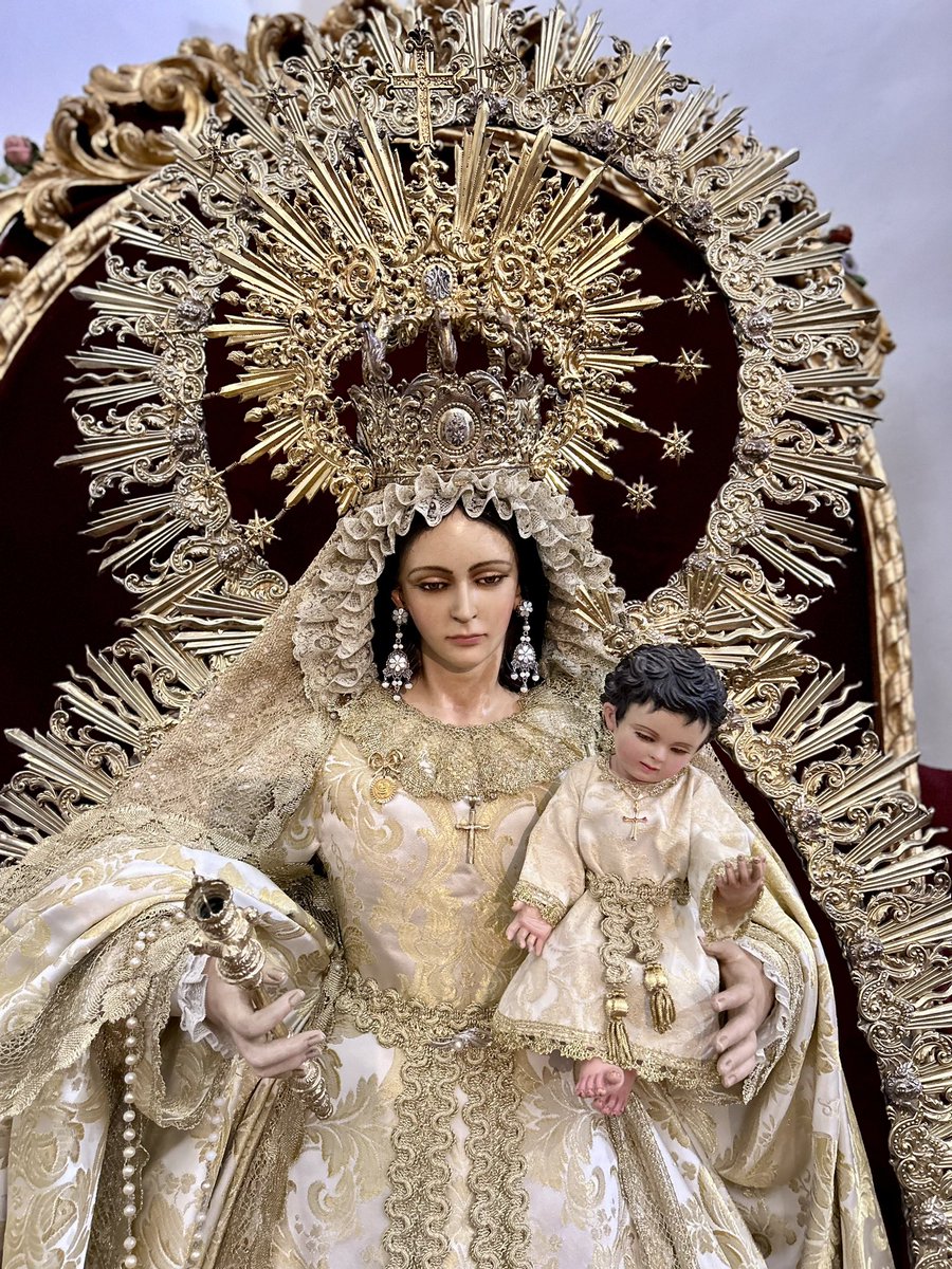 🔵 Tras la Resurrección de Nuestro Señor Jesucristo, la Santísima Virgen de Madre de Dios del Dulce Nombre da la bienvenida al tiempo pascual luciendo saya y manto blancos con brocados dorados.

Vestidor: Antonio Vargas.