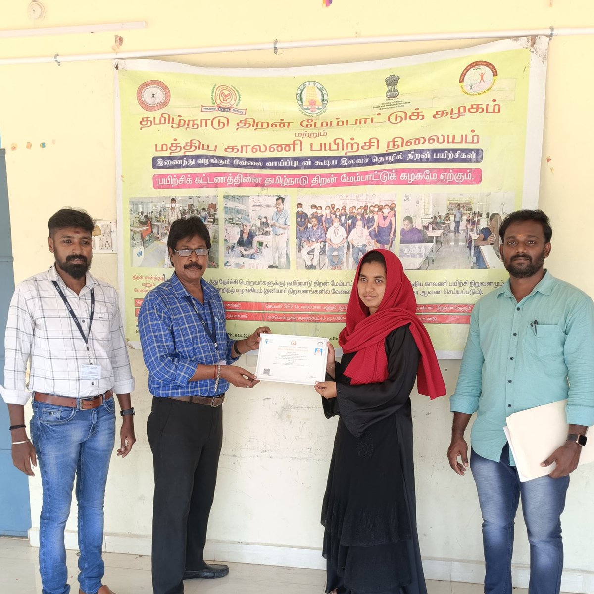 🎓🌟CFTI Chennai Coordinators distribute certificates to candidates completing Skill Training on NSQF  approved Job Roles under @Tnskill sponsorship. Empowering the future workforce!
@CMOTamilnadu @NSDCINDIA @DGT_MSDE @EduMinOfIndia #SkillTraining #NSQF #careerdevelopment