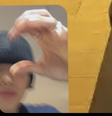 Awww cuties!! Hojun was videocalling Sanha while he was at the gym to say goodbye. Haha the heart pose.🥹🥹🥹 Hojun posted the cute version, Sanha posted the 🔥 one.😅

#YOONSANHA #윤산하 #ASTRO #아스트로