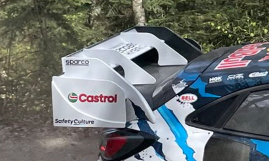 The new Ford Puma #Rally1 rear wing in detail, with the added two  vertical planes in white for using side wind  & modified endplates to bring more air into the central wing #WRClive #WRCliveES #WRCjp #MSPORTERS