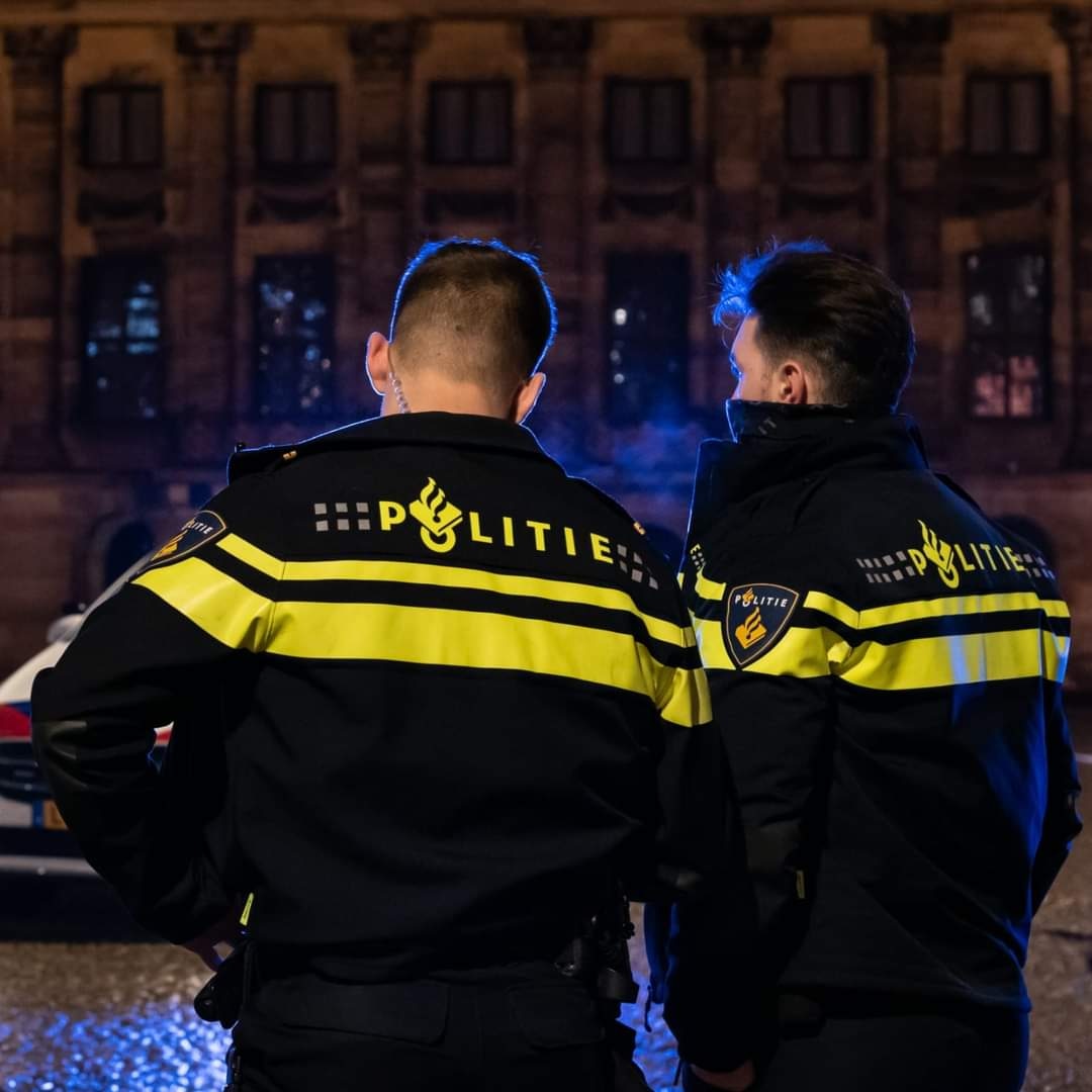 Elke dag van het jaar staan politiemensen klaar voor de maatschappij. Als de nood aan de man is komen zij. Onverschrokken, goed opgeleid, klaar voor hun taak. Dat verdient respect en waardering van iedereen. Politiemensen staan voor hun werk. Onderbezet of niet. 
#steundepolitie