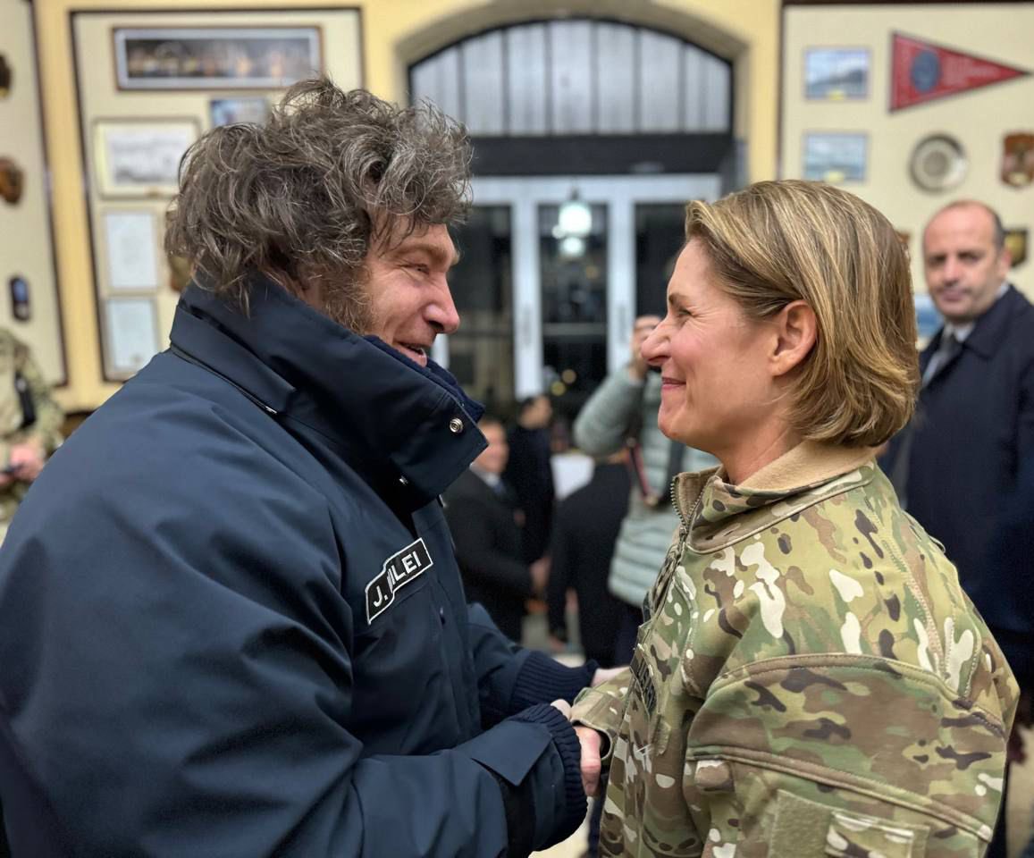 #SOUTHCOM’s Gen. Laura Richardson was honored to meet Argentine President @JMilei last night in Ushuaia. We look forward to working with Argentina to strengthen regional defense cooperation. @EmbajadaEEUUarg @OPRArgentina @WHAAsstSecty