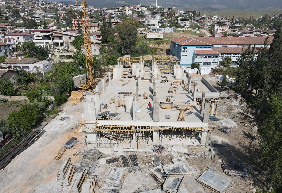 İBB Emekçilerinin Hatay'da izi var... Kırıkhan ilçesinde depremden zarar gören okulun yerine inşa ettiğimiz İBB Emekçileri Lisesi'nin temelini Şubat ayında atmıştık. Projemizin yapımı ilerliyor. Hedefimiz okulu kısa sürede tamamlayarak, Hataylı gençlerimize emanet etmek.