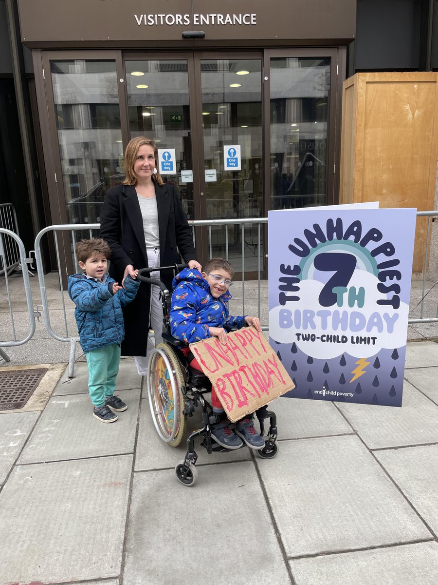 Our Campaigns Officer, Evangeline, visited @DWPgovuk today as part of the @EndChildPoverty coalition to mark the upcoming 7th anniversary of the two-child limit. This cruel, unfair policy plays a huge part in child poverty. We can't let it see another birthday #AllKidsCount