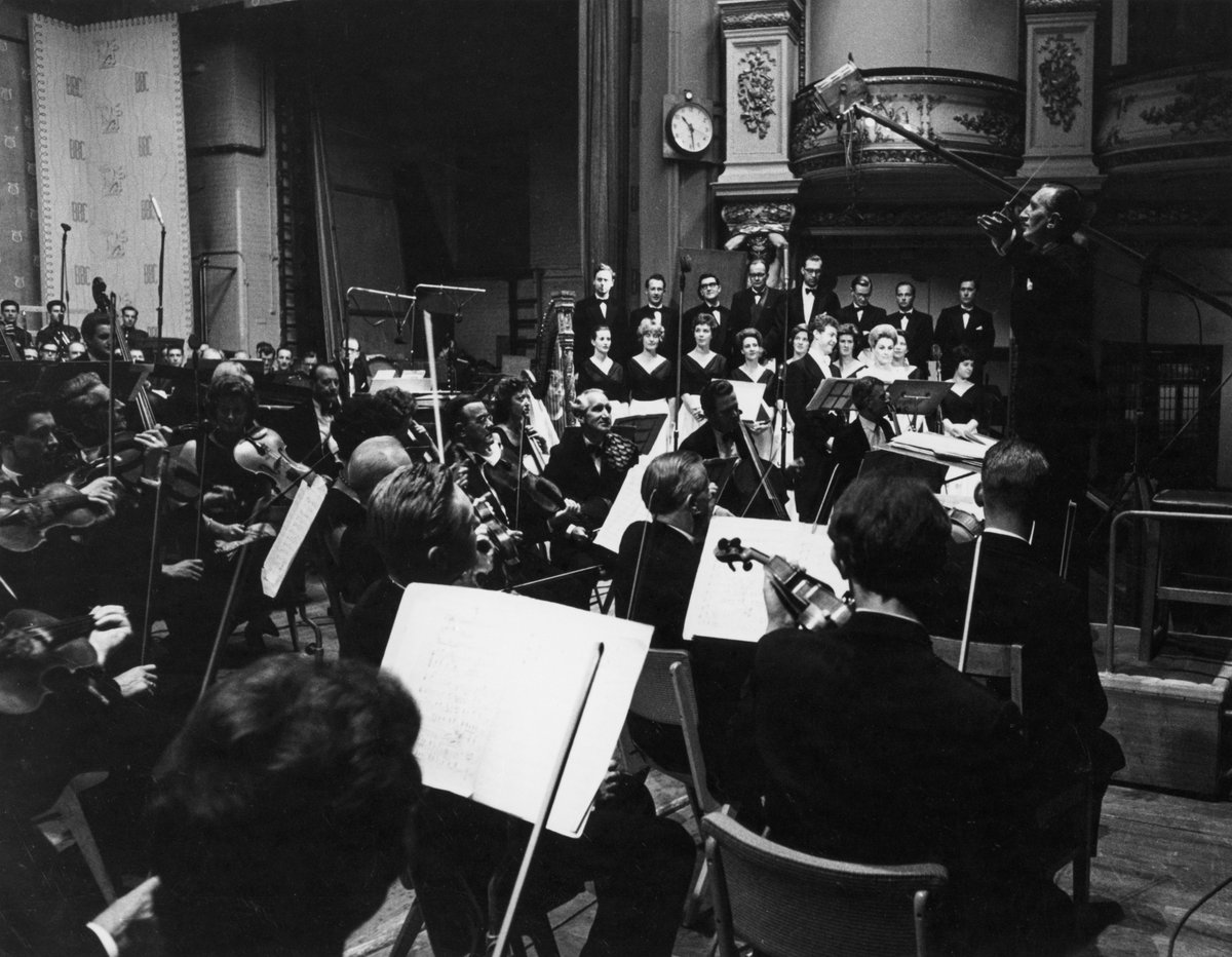 📷 Friday Night is Music Night 1963: Sidney Torch conducts the BBC Concert Orchestra, with Leader Arthur Leavins. Friday Night is Music Night was first broadcast in 1953 for the BBC Light Programme - tonight you can listen to the debut show on @BBCRadio3: bbc.in/3vJdJEn