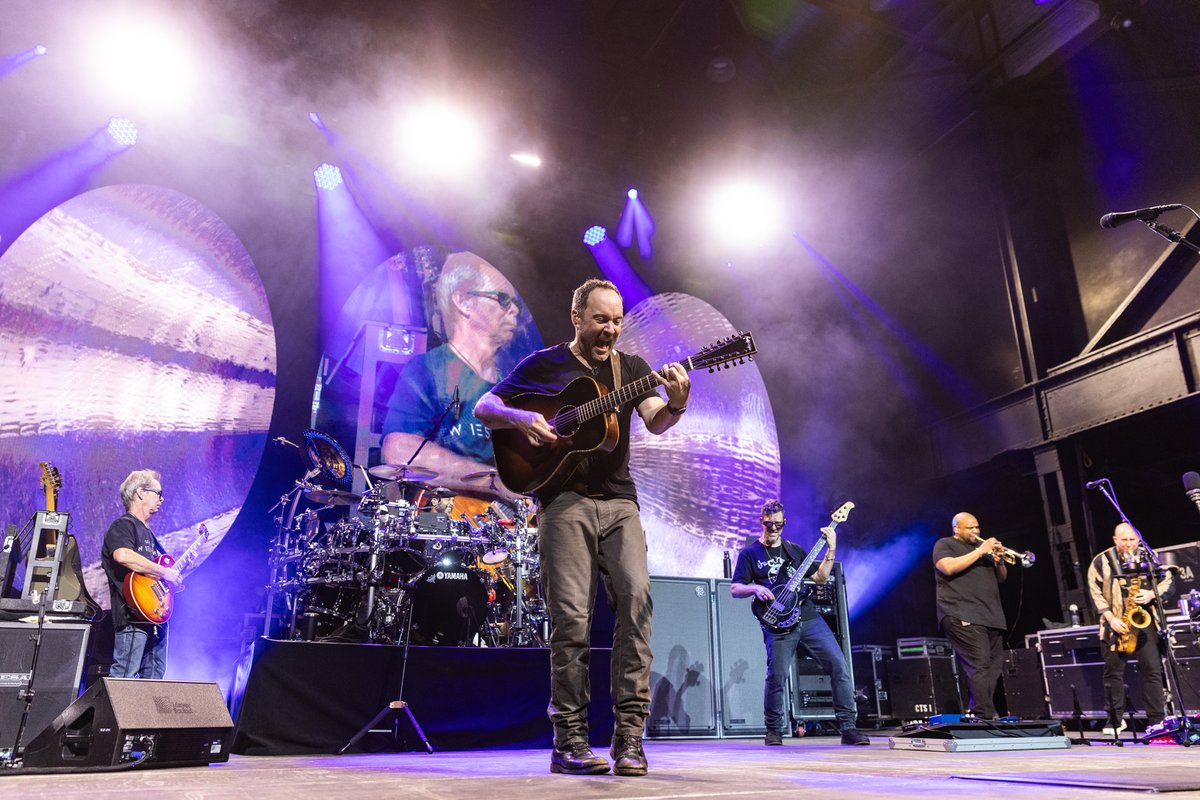 It was good to see all your faces yesterday in Cologne! Tonight is Hannover... who is coming to #WalkAroundTheMoon with #DMB2024? 📸 @rodrigodmbrasil