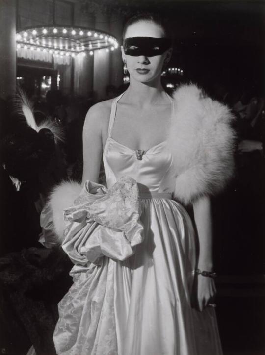 Masked Ball at Pré Catelan, Bois de Boulogne, Paris (1946) Photo by Brassaï #photography #blackandwhitephotography