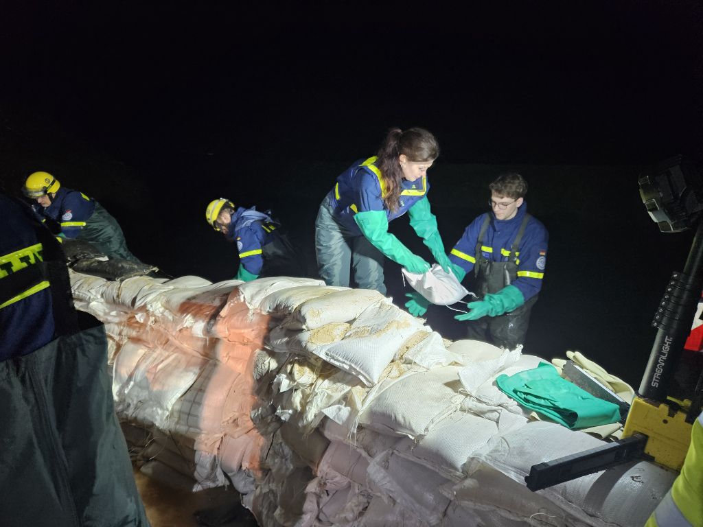 Einsatz: Dammsicherung am Gießener Klärwerk dlvr.it/T5691t