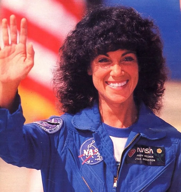 Today's B-day HERO is Judith Resnik! The first EVER American Jewish person in space. She specialized in the operation of the Space shuttle's robotic arm, which she helped design. A pioneer of her time, and ours, despite her tragic death in 1986. Read more shorturl.at/fpGOU