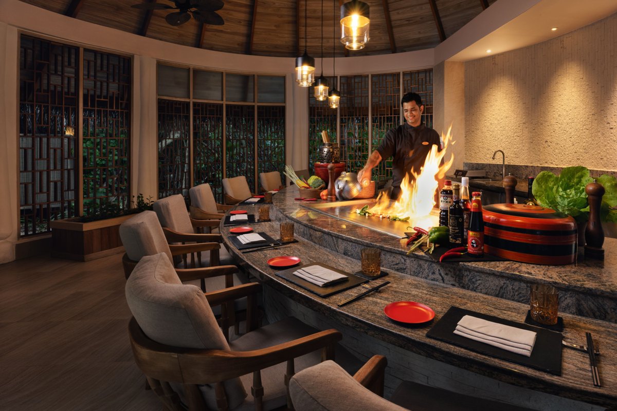 Join our Chef's Table at the Shoreline Grill, where live cooking becomes a privileged moment of bonding. Admire culinary artistry at its finest.