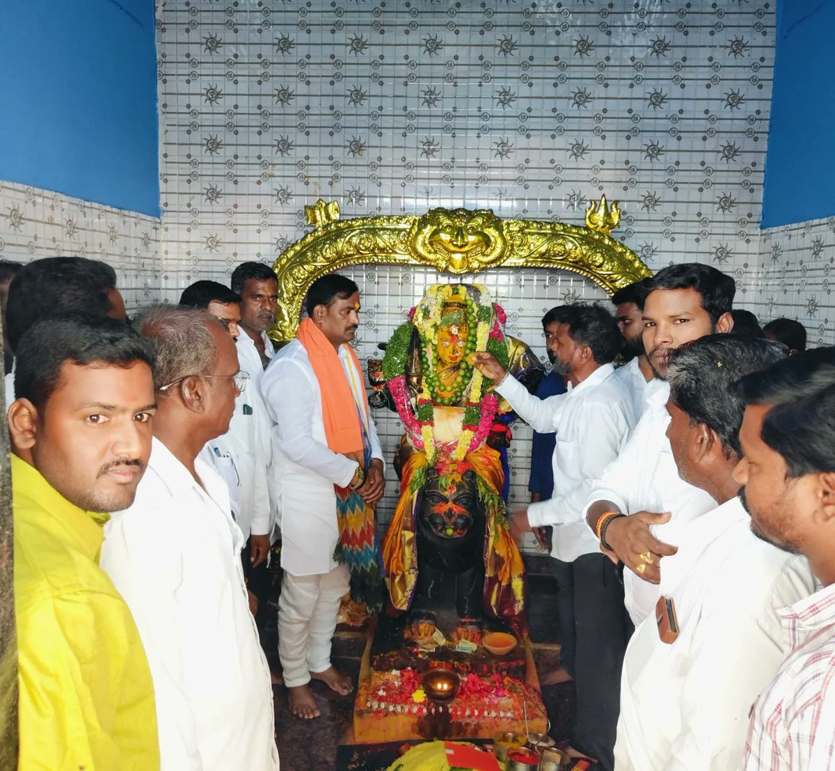 రాజపేట మండలం రఘునాథపురం గ్రామంలో పెద్దమ్మ తల్లి బోనాల పండుగ వేడుకల్లో ప్రభుత్వ విప్,ఆలేరు ఎమ్మెల్యే శ్రీ బీర్ల ఐలయ్య గారు పాల్గొన్నారు.ఈ సందర్భంగా అమ్మవారిని దర్శించుకొని ప్రత్యేక పూజలు నిర్వహించారు.

#beerlailaiah #alairmla #Alair #inctelangana #GOVERNMENTWHIP