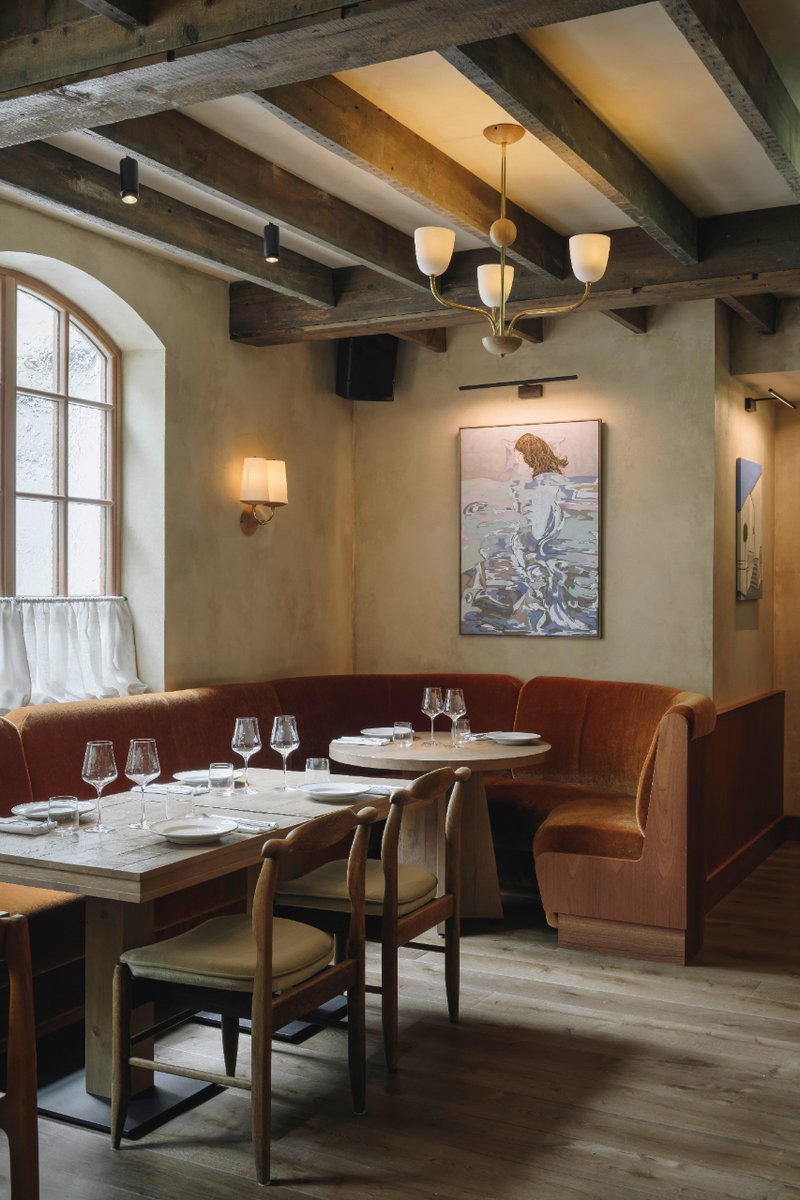 Be transported to the Mediterranean as you walk into Lita, to be greeted by a rustic and charming space with plenty of seating options to choose from.

Read more here: b3designers.co.uk/portfolio/proj…

#B3Designers