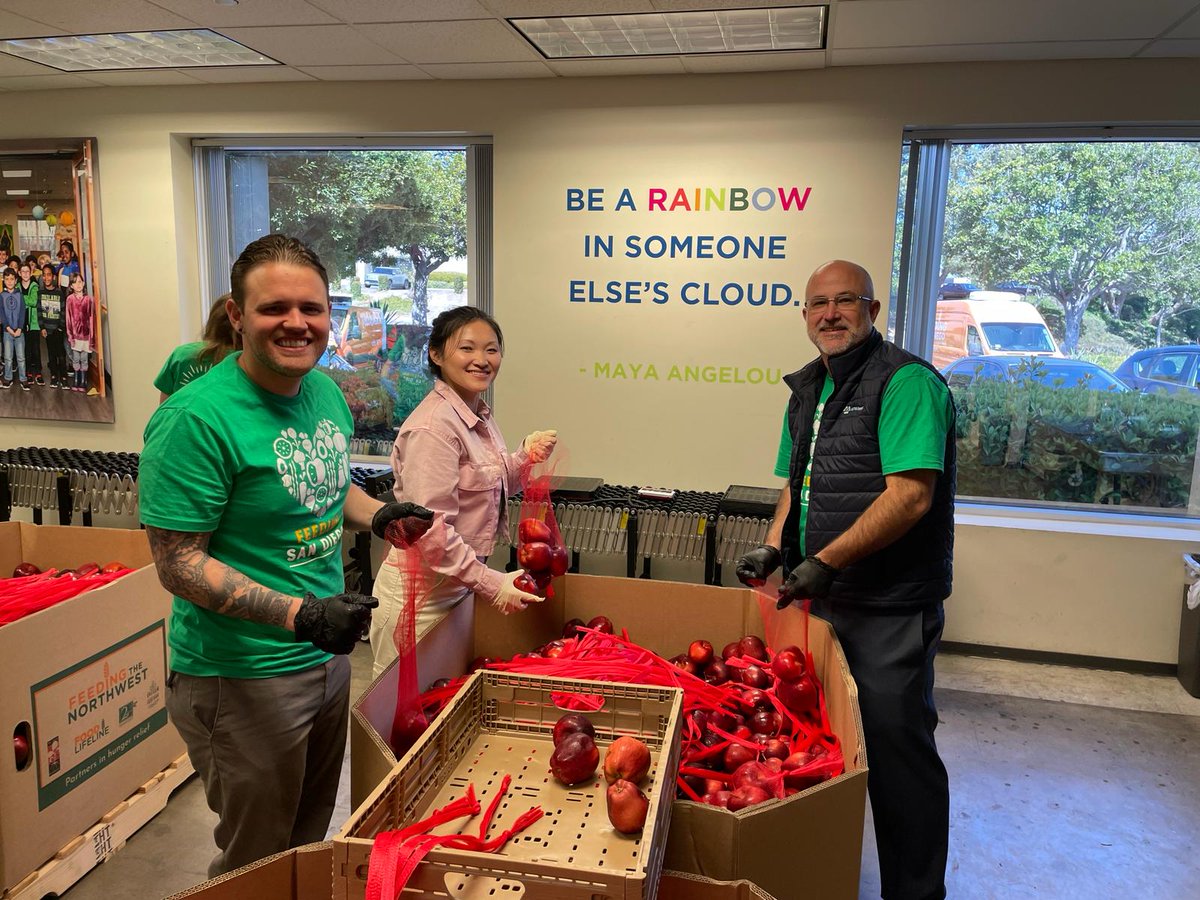AP_Wireless's tweet image. In a remarkable display of teamwork and commitment, we collectively packed nearly 10,000 pounds of food. This will provide meals for 2,532 families experiencing hunger in our community. 🍎

A huge thank you to everyone who contributed to this wonderful cause! 👏 #FeedingSanDiego