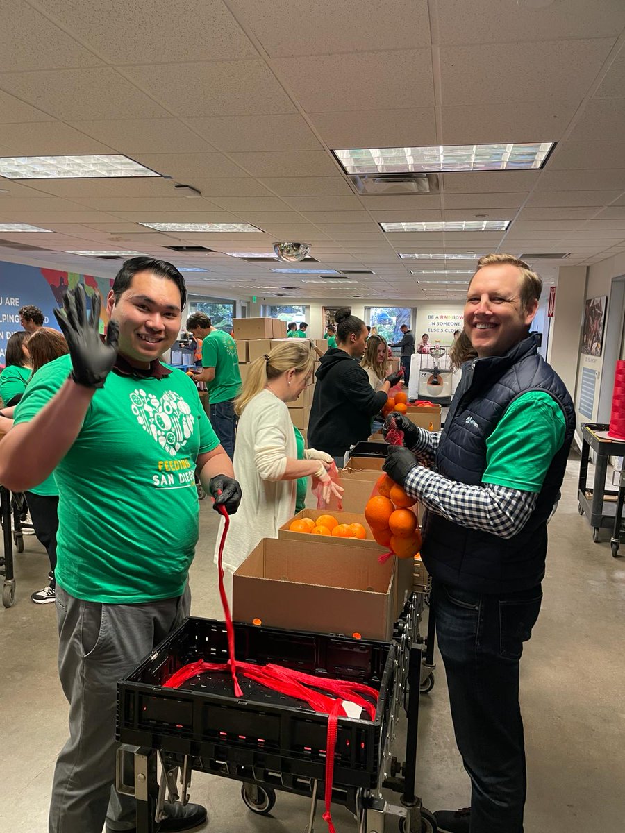 AP_Wireless's tweet image. In a remarkable display of teamwork and commitment, we collectively packed nearly 10,000 pounds of food. This will provide meals for 2,532 families experiencing hunger in our community. 🍎

A huge thank you to everyone who contributed to this wonderful cause! 👏 #FeedingSanDiego