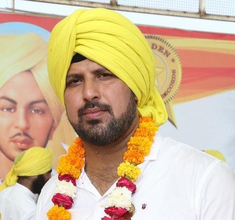 BIGGEST BREAKING NEWS 🚨 Bhagat Singh's grandson slams Arvind Kejriwal's portrait on wall With Freedom Fighters. 'I felt awful after watching this. An attempt was made to compare Arvind Kejriwal with legends, I would caution the Aam Aadmi Party to refrain from such activities.…