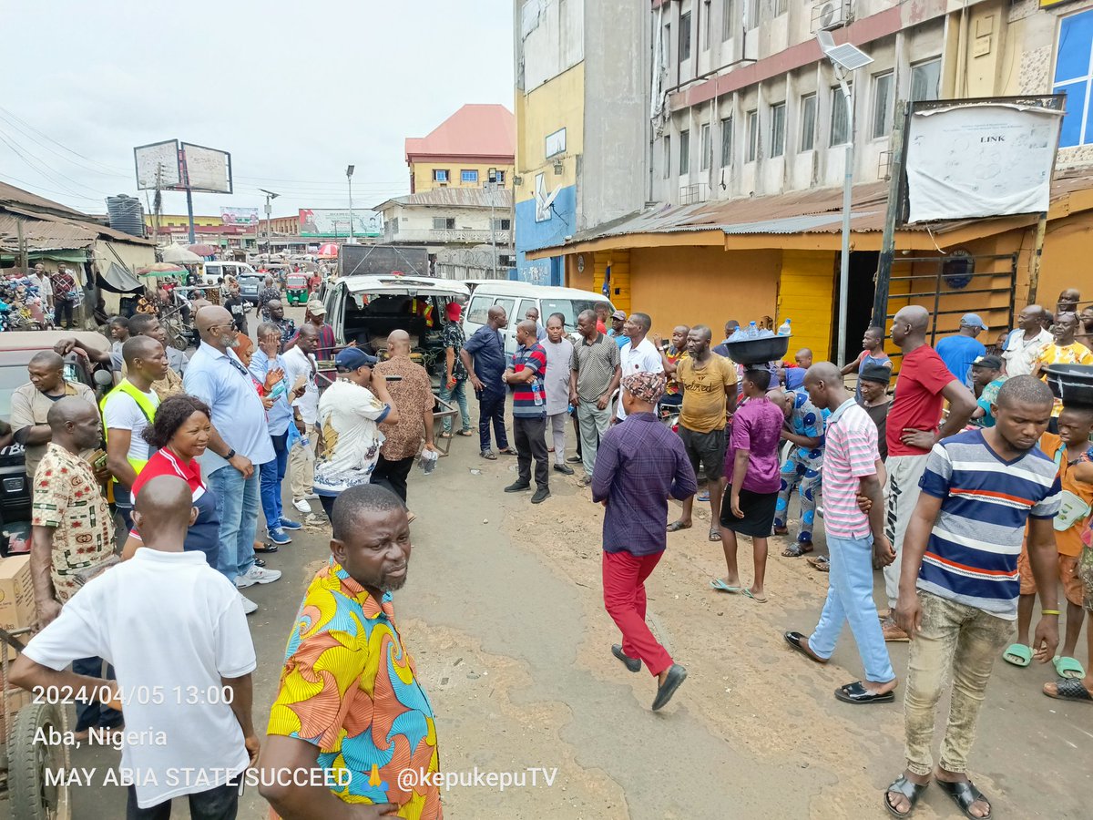 JUST IN

The mayor of aba South Hon uche Bobo Wogu  in conjunction with abia state government have set up a unified taskforce In  aba. To checkmate illegal blockage of roads.. 

Blocking of waterways.. 

Mechanic working along the tarred road.. Etc

They are doing road…