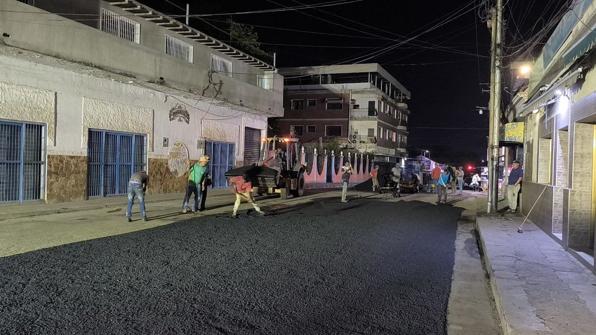 #05Abril "El Tiempo de mi Dios es Perfecto" llegó el Asfalto, Av. Bolívar y Calle Mariño le llegó el Plan de Asfaltado Quinn.  #VamosPorMás seguimos Trabajando más que Hablando por un Roscio de Cambios!!!