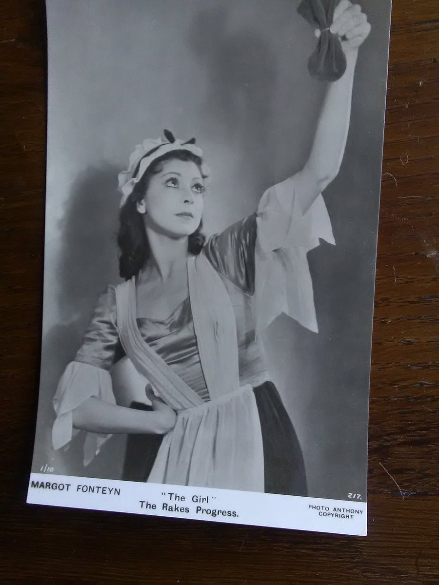 #FridayFaces
#MargotFonteyn
Margot Fonteyn: From my postcard collection. Probably circa 1950.