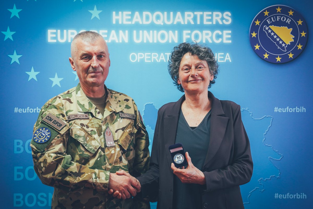 COM EUFOR MG László Sticz met with Ms. @Tineke_Strik Member of the European Parliament in Camp Butmir and informed her about EUFOR’s work with security partners in BiH and EUFOR's support in maintaining a safe and secure environment for all citizens of BiH in an impartial manner.