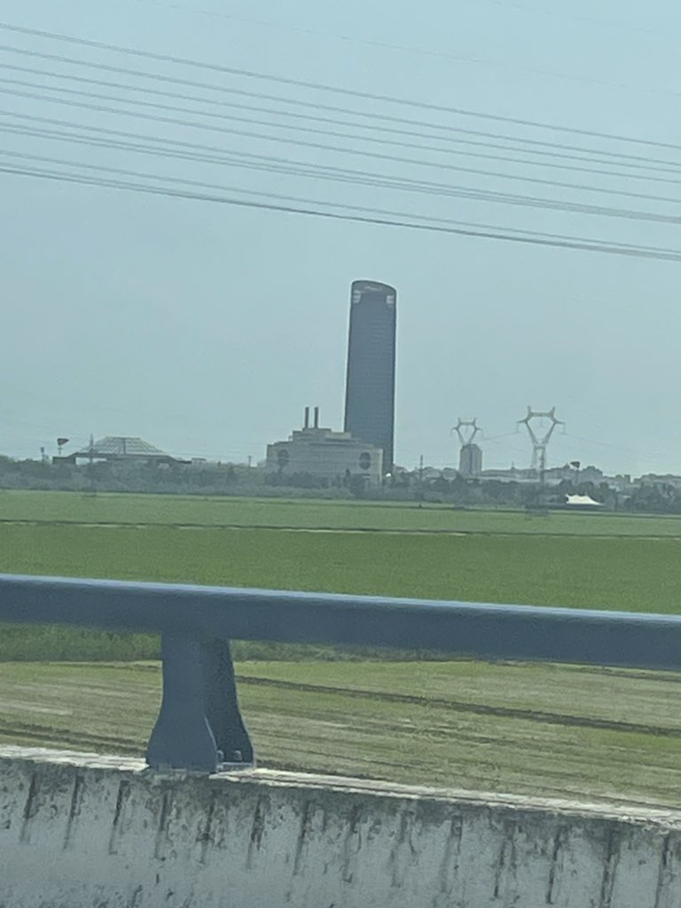Quien es el descerebrado q se ha traído la torre Iberdrola