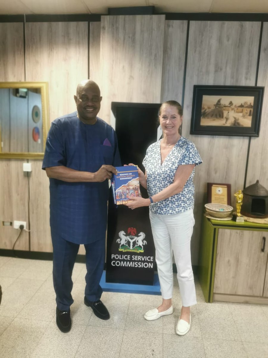 Ambassador Annett Günther paid a courtesy call to Dr. Solomon Arase, Chairman of the 🇳🇬 Police Service Commission @PSCNigeria, to congratulate him on his new appointment and to consult on the ongoing reform of @PoliceNG 🐘supported by the 🇩🇪 government.