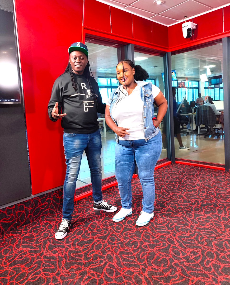 #Vybeayard ozza! Makayamba yamba inade kweng kweng <a href="/VybezRadioKE/">Vybez Radio</a> tuko na mwenzetu <a href="/deejaypatiz/">DEEJAY PATIZ</a> katambe!