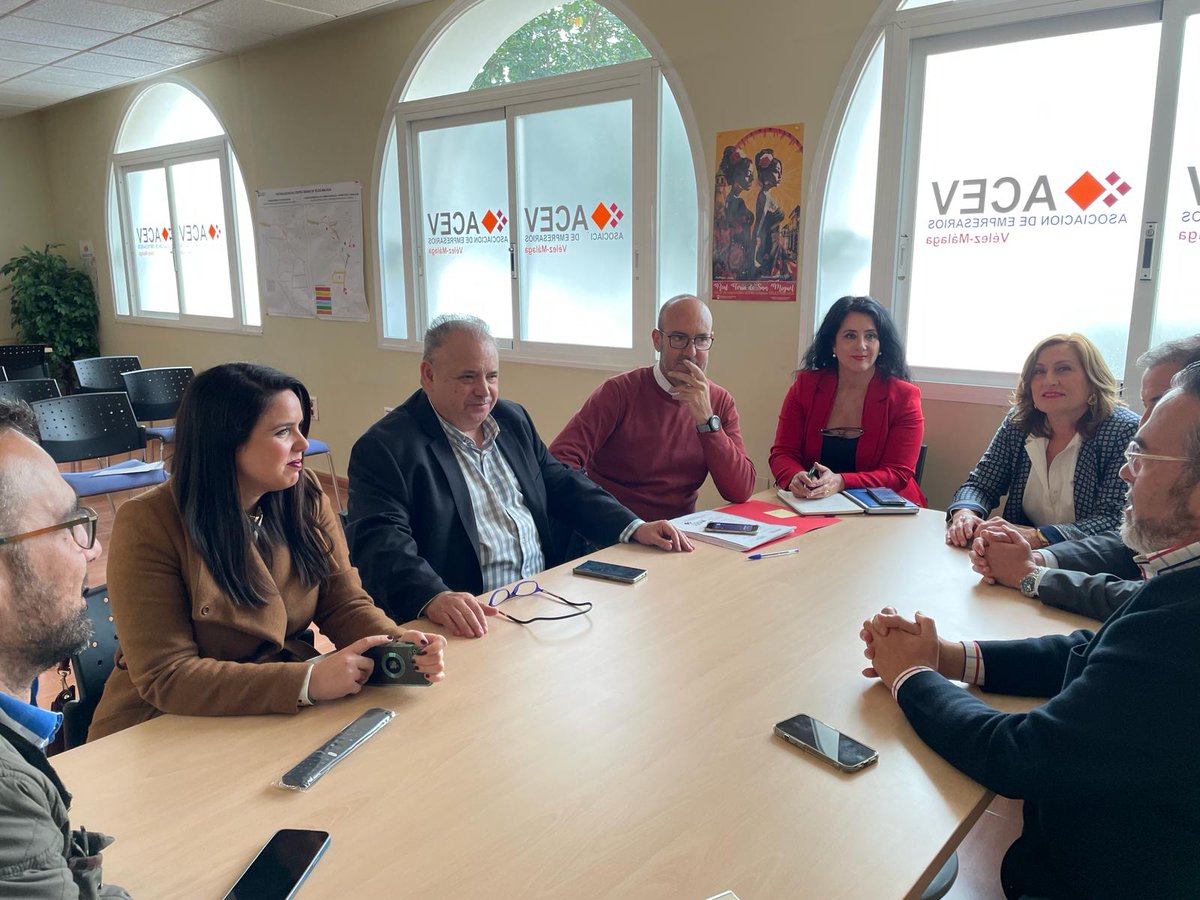 En el día de hoy, la ACEV se ha reunido con algunos de los concejales responsables del mercado Porto Velis para discutir sobre la organización y planificación de esta actividad.