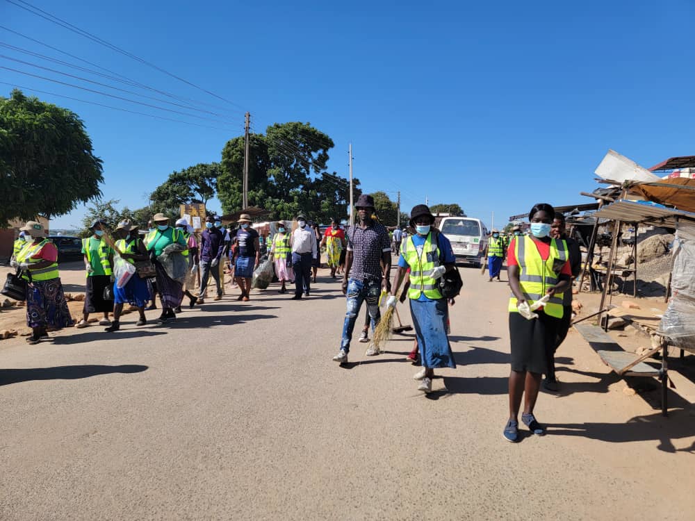 Today @ProvinceHarare cleaned at Domboramwari business centre & the surrounding areas. The team was led by the Minister of State, Hon. Sen. CZ Tawengwa. #FirstFriday Thank you @HarareResidents #MyEnvironmentMyPride