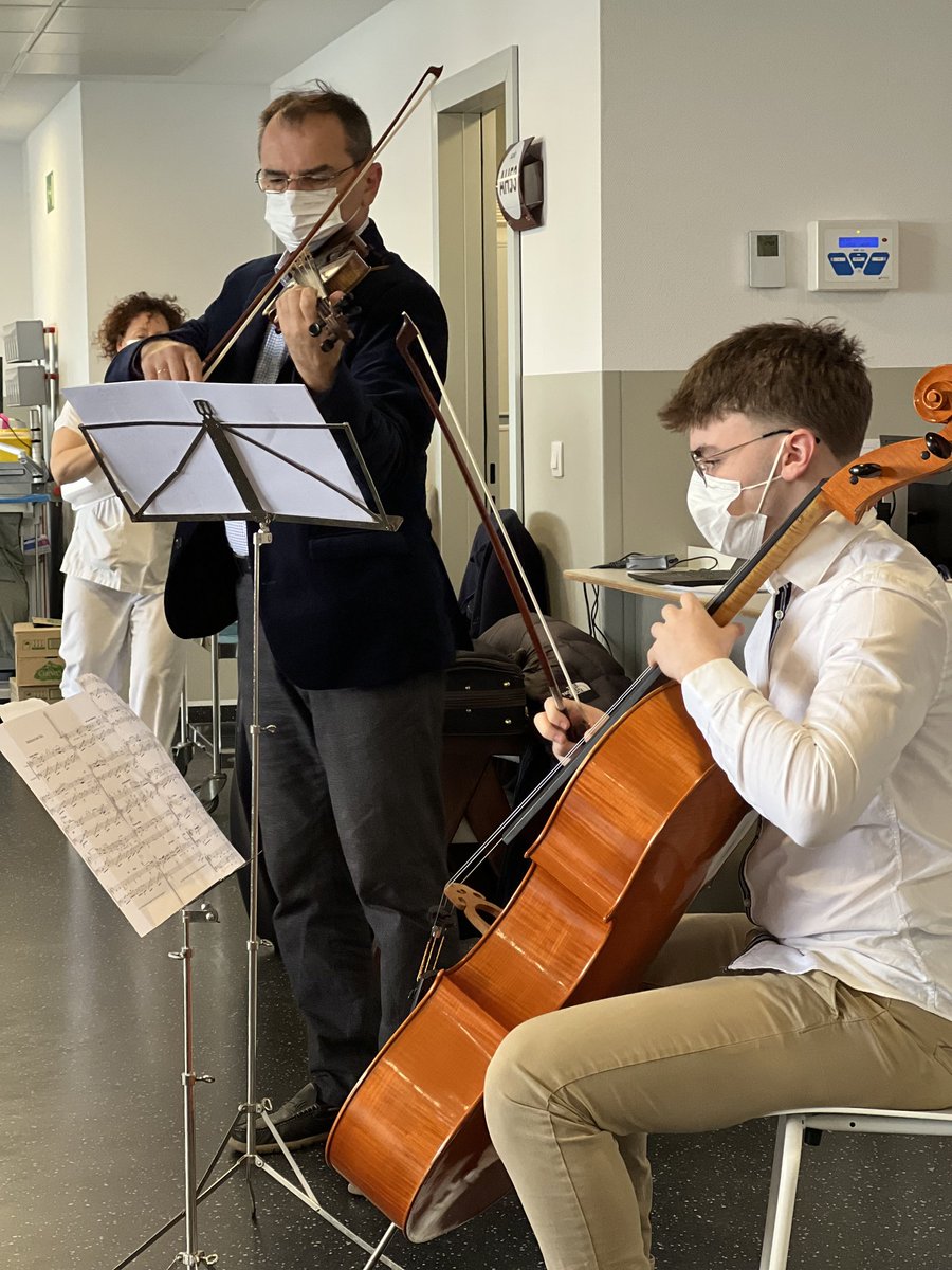 Nuevo recital en el programa Música y emociones en el Hospital de Día, a cargo de Martín y Florián Vlashi, de la @OSGgalicia, gracias a @CorbiFoundation.