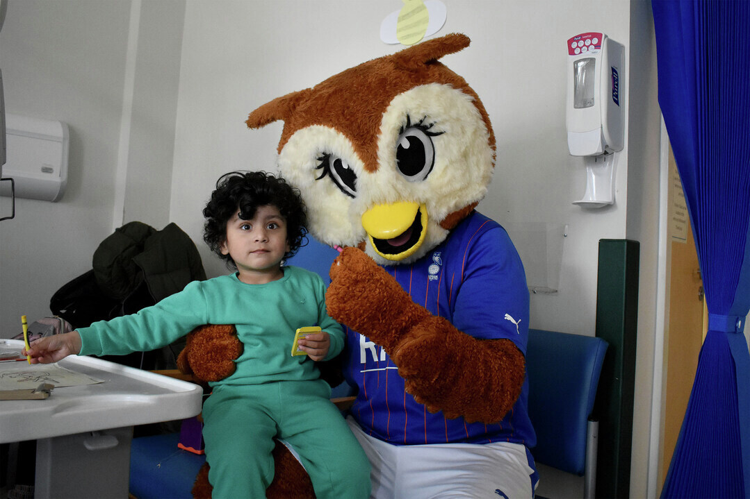 Thank you so much to the players and staff from @OfficialOAFC @OfficialOACT for visiting the Children's Unit at Royal #Oldham Hospital yesterday! @KIDS_Oldham_NHS @OldhamCO_NHS Patients, staff and their families loved the #Easter treats and cards you brought for them 🐰🐣⚽💙