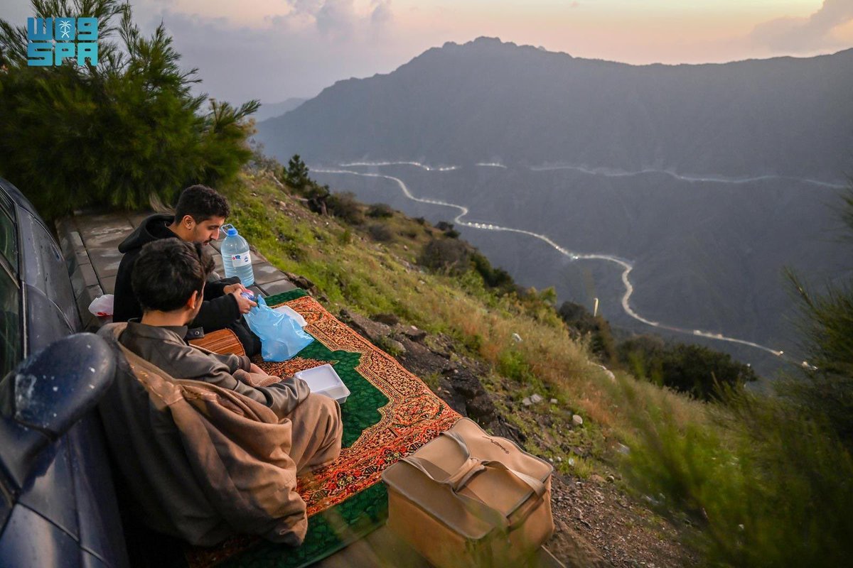 مرتفعات منطقة الباحة وروحانية رمضان تجمع الصائمين للإفطار.
spa.gov.sa/N2078994
#واس_جودة_الحياة