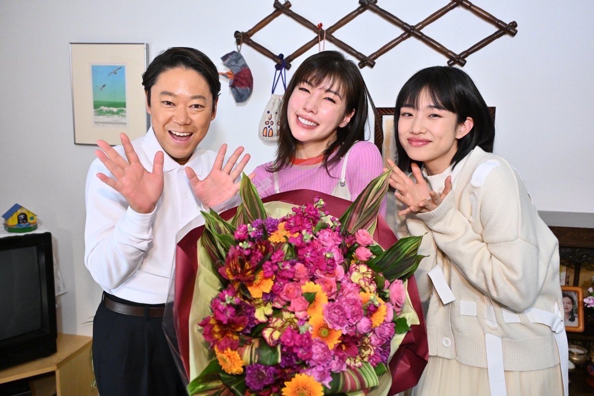 🎊クランクアップ💐

次のクランクアップは〜😘

EBSテレビで働くシングルマザー🤱
💐犬島渚役　#仲里依紗 さん

いつもどんな現場でも笑顔で元気いっぱいの仲さん✊
シングルマザーのときも、孫のときも、娘のときも、
たくさん笑って、たくさん泣いて、たくさん喋って…