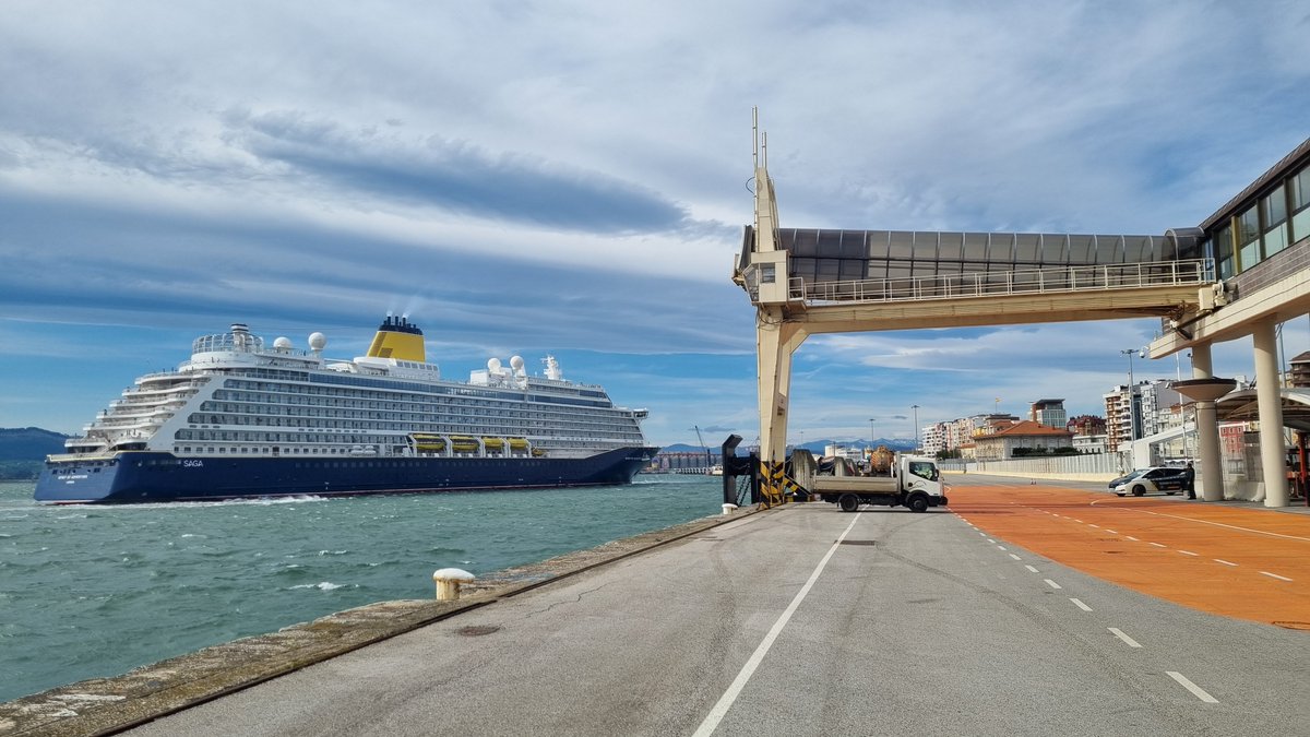 🌄🏖️🛳️Damos la bienvenida a #PuertodeSantander al #buque Spirit of Adventure, de la #naviera #SAGA que inaugura la temporada de #cruceros 😎Esperamos que sus 963 pasajeros disfruten de su estancia en #Cantabria ➡️ acortar.link/WnleeG #Santander #turismo @cantabriaes #APS