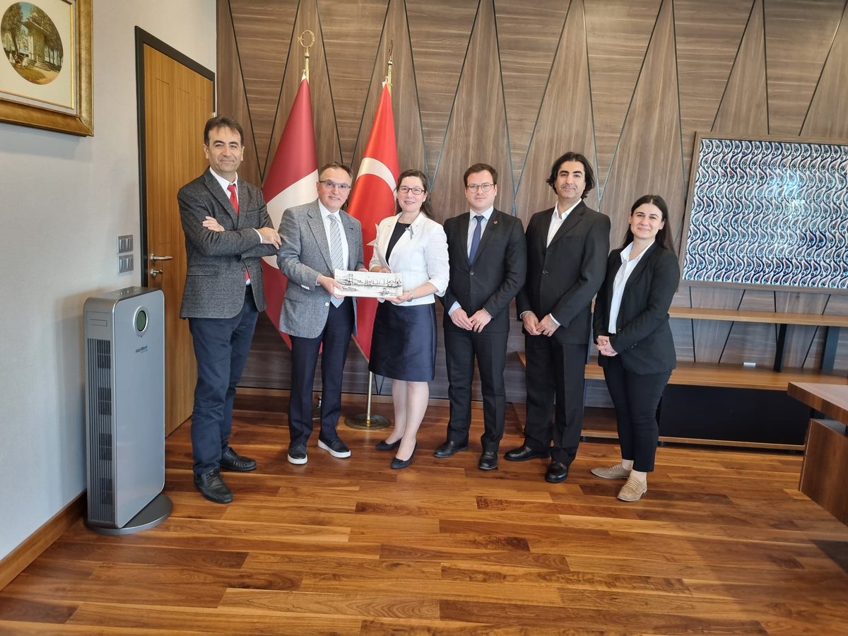 tkdistanbulsube's tweet photo. Yönetim Kurulu Üyeleri olarak İbn Haldun Üniversitesi Rektör Yardımcısı Prof. Dr. Mustafa Kemal Yılmaz ve İbn Haldun Üniversitesi Genel Sekreteri Sebahattin Belik’i makamlarında ziyaret ettik. 60. Kütüphane Haftası’na verdikleri destek için teşekkür ettik. #KH60 https://t.co/yEY5bOYLia