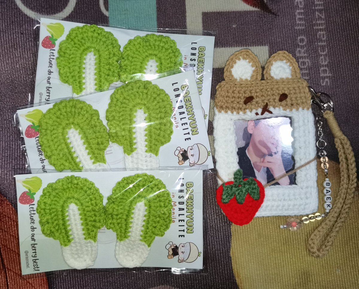 TwelveDO12PICK's tweet photo. Thank you @eriscrochet for this beautiful BAEKHYUN crochet PC holder also for the lettuce hair clips na orders ng moots ko sobrang ganda ready na kami for lonsdaleite!! Lastly thank you din sa freebies na lettuce hairclip!! 😭😭✨🖤

Ang ganda talaga ng quality!!! Order na!! https://t.co/DoTcO2586s
