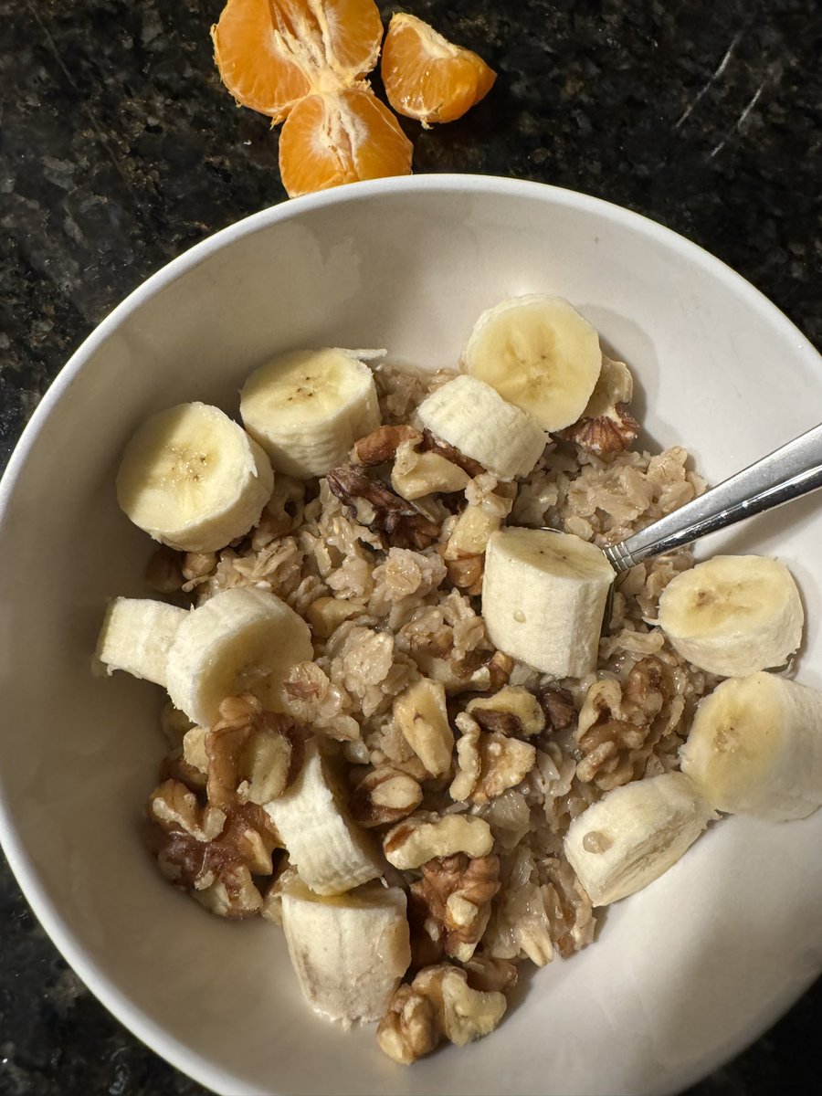 Good Friday Morning Friends. Breakfast oatmeal with bananas and WALNUTS!😋😋☕️🎶💙