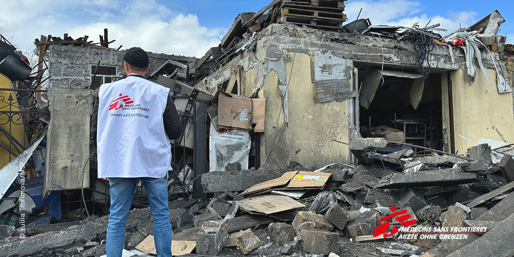MSF_austria's tweet photo. #Ukraine: Heute, am 5. April gegen 3:00 Uhr morgens, wurde unser Büro in Pokrowsk in der Region #Donezk  bombardiert und vollständig zerstört. Alle unsere Mitarbeiter:innen sind in Sicherheit. Fünf Zivilist:innen, die sich in der Nähe des Büros aufhielten, wurden verletzt. (1/2) https://t.co/2RA15MzfwU