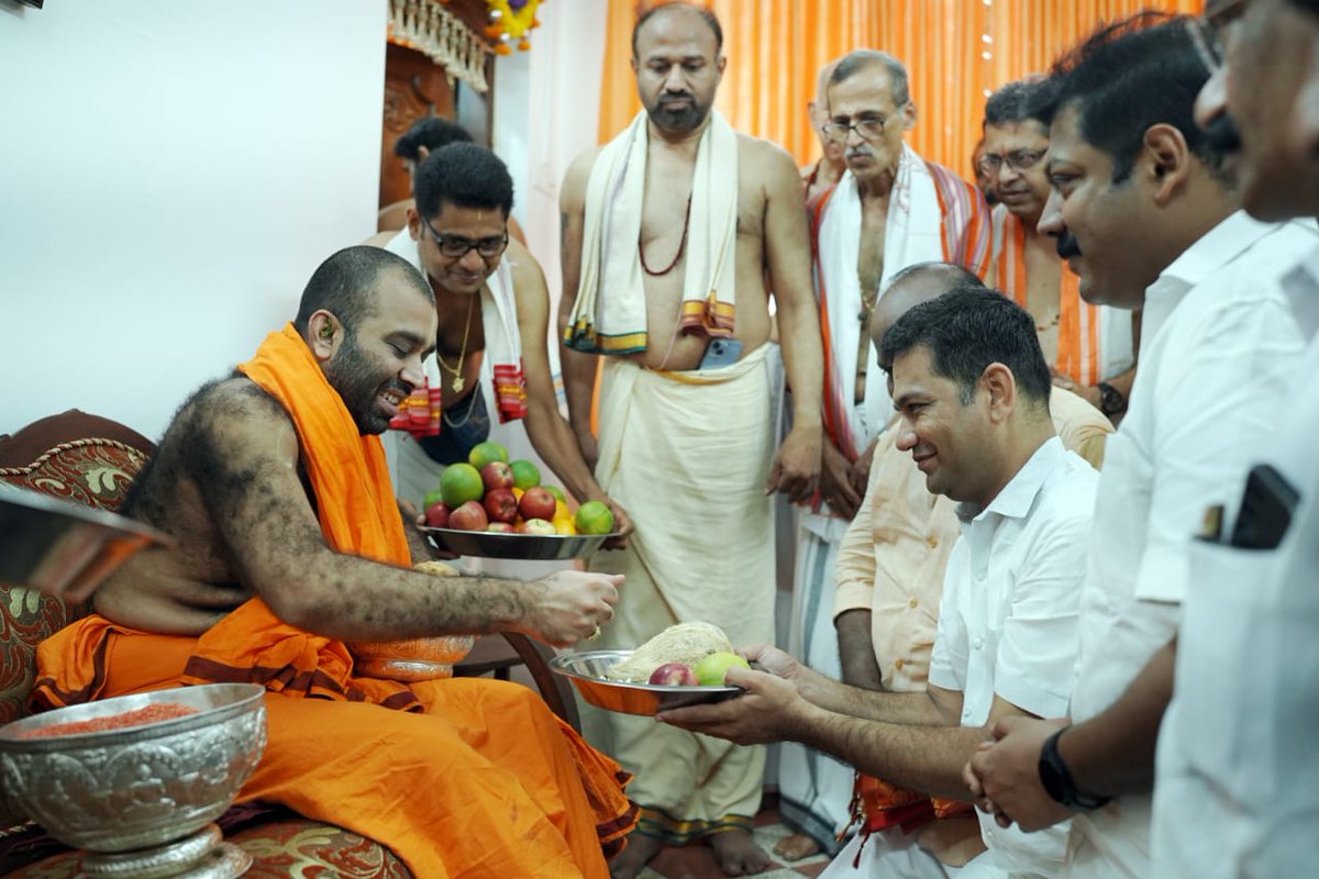 Visited #SamyamindraThirtha, the head of the Kashi Math, and sought his blessings.