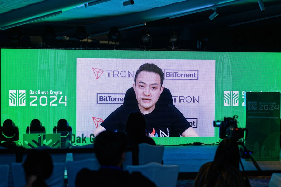 .@justinsuntron shared TRON's Bitcoin Layer 2 solution at #OakGroveCrypto2024, giving crypto users more flexibility. 🙌 It enables easier cross-chain BTC transfer to TRON and integration of TRON stablecoins into the Bitcoin network. Who's ready to build on #TRONNetwork? 😎