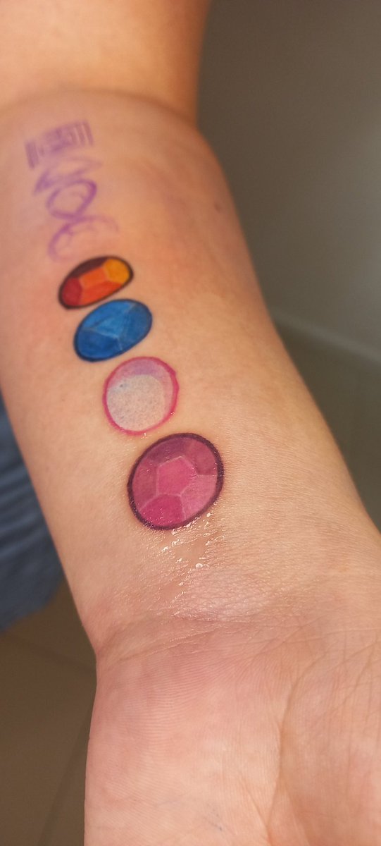 avalonink_'s tweet image. Primeira sessão 

#stevenuniverso #tattoo #tatuagem