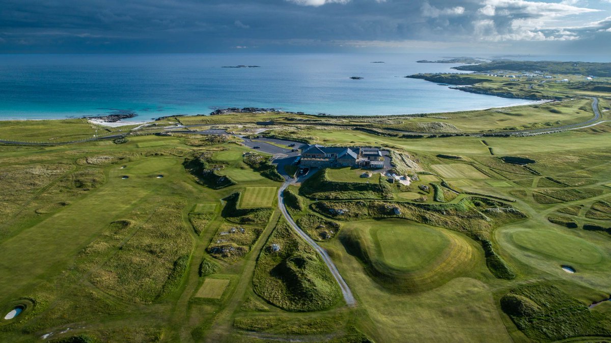 ⛳️ Planning a trip to Ireland? Make sure you swing by Connemara Golf Links for an unforgettable golfing experience! Nestled on the stunning Wild Atlantic Way, this picturesque course offers breathtaking views and challenging holes that will test your skills. 🏌️‍♂️