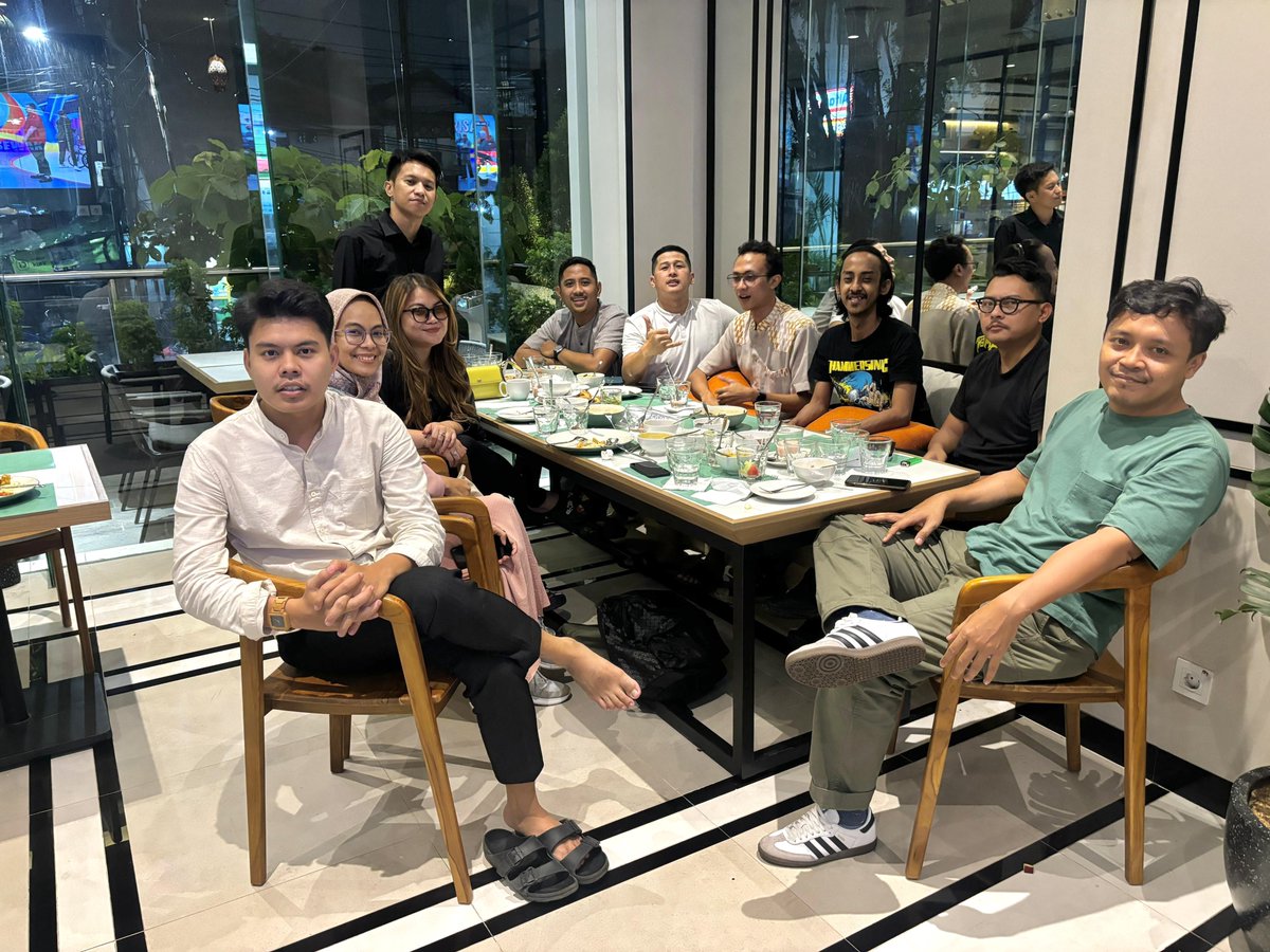 Isnan___'s tweet photo. Beda fakultas, beda angkatan, jelas beda tahun kelulusan, malah ada yang nggak lulus. 😂 Sehat-sehat orang waras 🫰🏼

#Iftar Mercu Buana Kampus Menteng https://t.co/cr1EmQL9gh