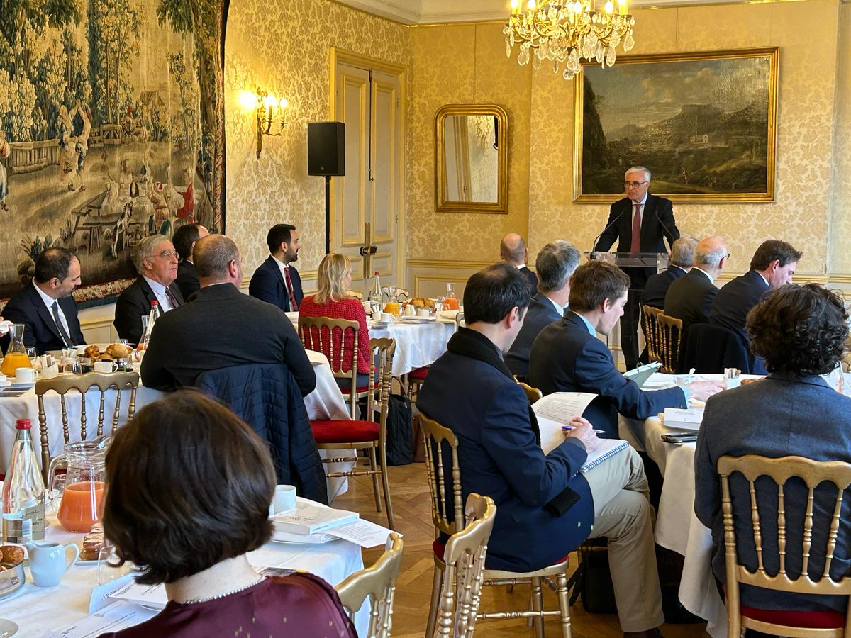 🗣 La semaine dernière, @Confront_Europe organisait au Cercle de l'Union Interalliée un petit-déjeuner débat en présence de @ClaudeImauven , Président du Conseil d'administration d'@Oranogroup. À cette occasion ont été abordés les grands défis et transformations du Groupe⤵️ 1/4