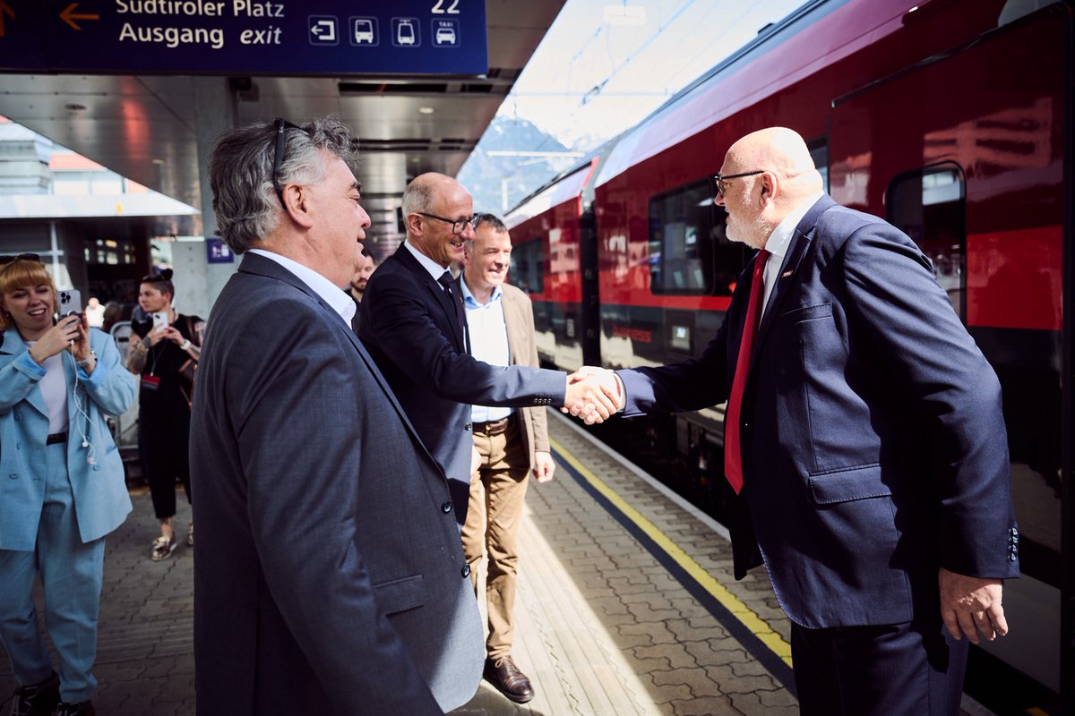 In #Innsbruck wurde der #RailjetNewGen schon von vielen Interessierten & ⁦⁦@WKogler⁩ , Anton Mattle, ⁦@rene_zumtobel⁩ und ⁦@DenGeorgWilli⁩ begrüßt. 👋 ©️ ÖBB | Knopp