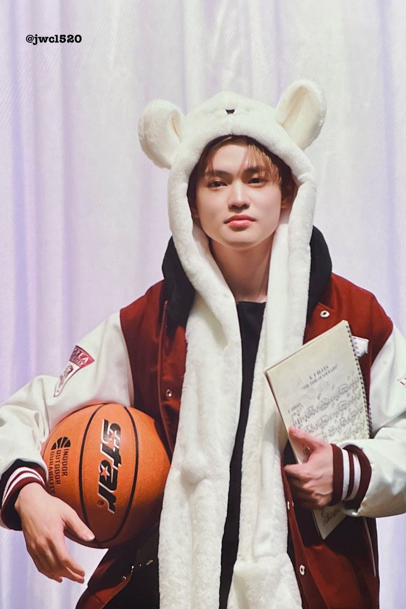 he’s like troy bolton if he had to choose between basketball, music or being a kkyuutie