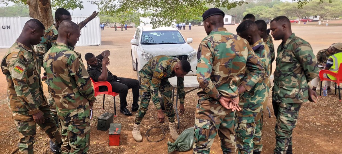 BPST_A's tweet image. 🪖Military Training in #Ghana 🇬🇭

Newly qualified military personnel joined the 8️⃣5️⃣1️⃣ Explosive Ordnance Disposal Regiment in the continuing C-#IED CMD Level 1-3 courses to the @GhArmedForces .

All training is by 🇬🇧 @33engrregt (EOD&amp;amp;S) and is supported by 🇬🇧 BPST(A).

#UKCSSF