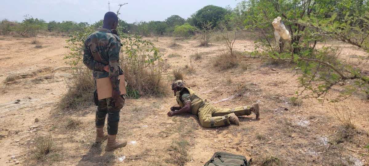 BPST_A's tweet image. 🪖Military Training in #Ghana 🇬🇭

Newly qualified military personnel joined the 8️⃣5️⃣1️⃣ Explosive Ordnance Disposal Regiment in the continuing C-#IED CMD Level 1-3 courses to the @GhArmedForces .

All training is by 🇬🇧 @33engrregt (EOD&amp;amp;S) and is supported by 🇬🇧 BPST(A).

#UKCSSF