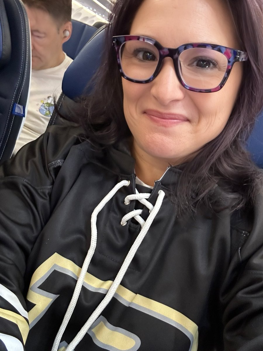 Good morning, @BoilerBall fans! It’s taking every fiber of my being not to chant “Whose plane?! Our plane!!” on @united flight 2124 to PHX. LFG!!!!! 
#Purdue #FinalFour #MarchMadness #BoilerUp #BTFU #HailPurdue 
🖤💛🚂💨🏀4️⃣🌵😎