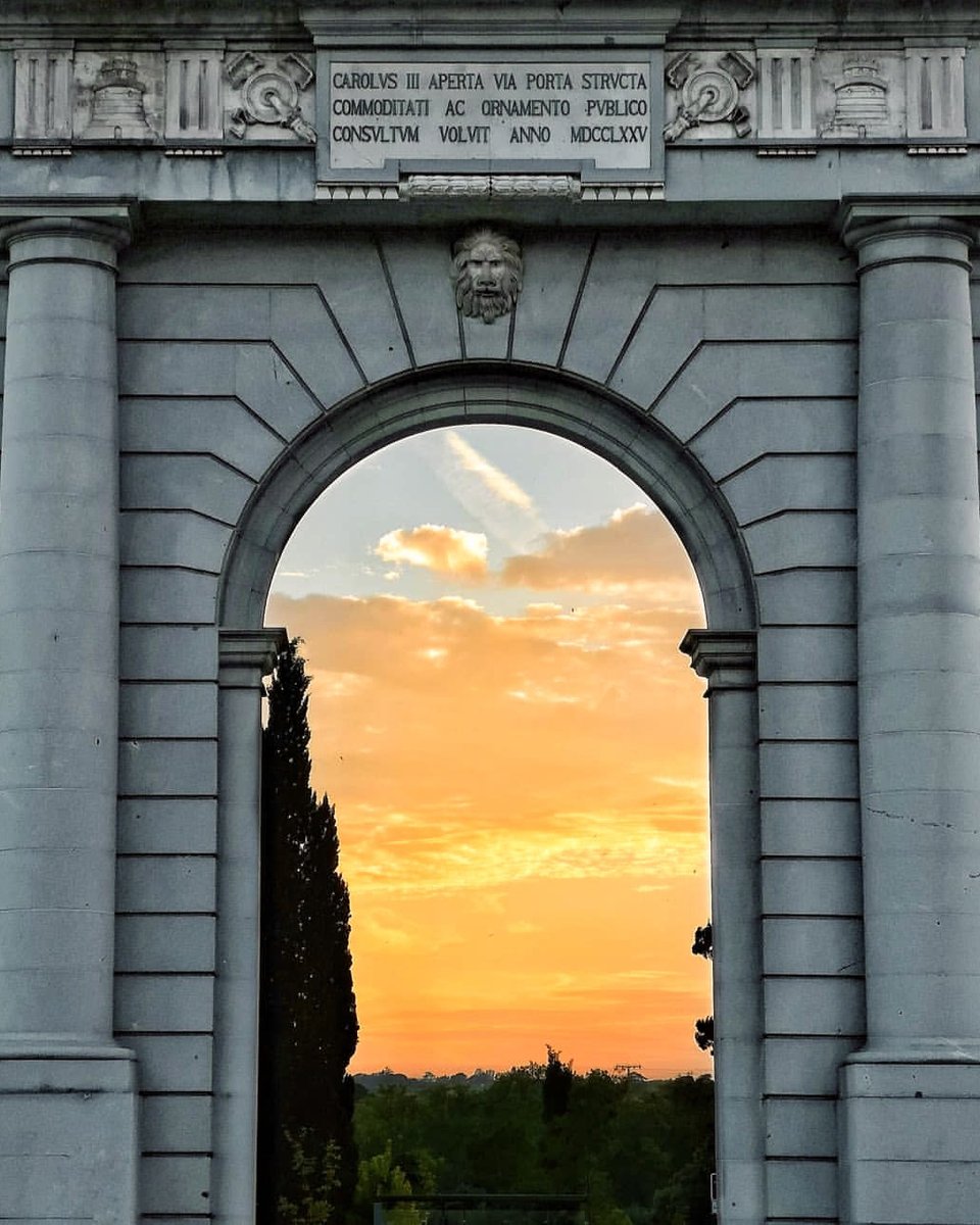 Madrid se puede recorrer de puerta a puerta, las que dieron acceso a distintas zonas de la ciudad durante siglos pasados y que ahora pueden admirarse en un recorrido único por la capital 📍Puerta de Toledo📸@rvazkezoom 📍Puerta de Alcalà 📍Puerta de San Vicente📸@mikachu_madrid